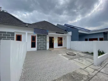 Rumah Sleman Hadap Timur Dekat Candi Prambanan