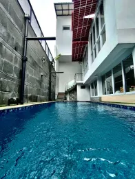 Rumah mewah 3 lantai siap huni di billymoon