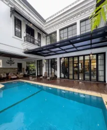 Rumah mewah ada kolam renang siap huni di kemang jakarta