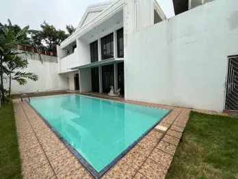 Rumah siap huni bebas banjir ada kolam renang di kemang jakarta