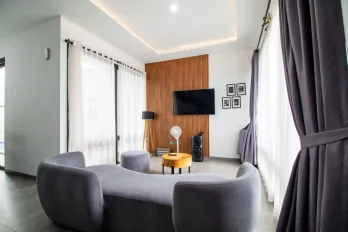 Vila Mewah 3 Lantai Full Furnished dengan Kolam Renang & Rooftop, Investasi