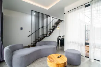 Vila Mewah 3 Lantai Full Furnished dengan Kolam Renang & Rooftop, Investasi