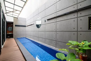 Vila Mewah 3 Lantai Full Furnished dengan Kolam Renang & Rooftop, Investasi