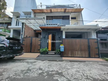 RUMAH DUA LANTAI TAMAN SULFAT