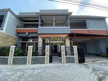 1 UNIT RUMAH BESAR 2 LANTAI DEKAT EXIT TOL JOGJA SOLO DI DEPOK, SLEMAN