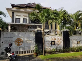 Dijual Rumah One Gate System Full Furnished Taman Luas 3 Kamar Bypass Ngura