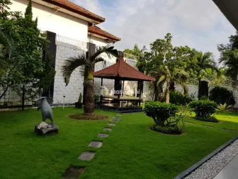 Dijual Rumah One Gate System Full Furnished Taman Luas 3 Kamar Bypass Ngura