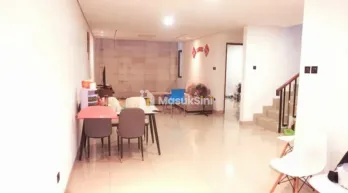 Dijual rumah bangunan baru di Taman Modern