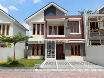 RUMAH 2 LANTAI MODERN, LINGKUNGAN SUDAH JADI, DI