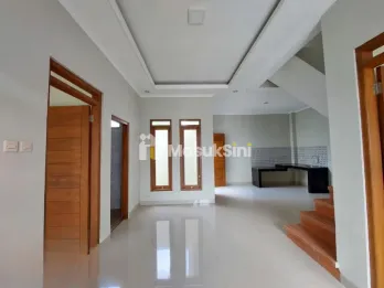RUMAH 2 LANTAI MODERN, LINGKUNGAN SUDAH JADI, DI KALASAN