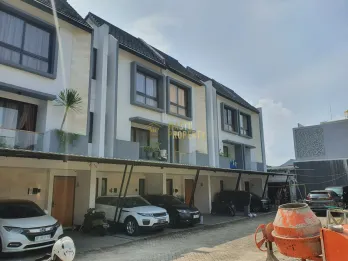 RUMAH 3 LANTAI DALAM CLUSTER DEKAT PINTU TOL BRIGIF