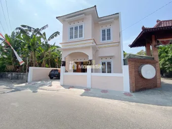 RUMAH DESAIN KLASIK MODERN DI BANGUNTAPAN, BANTUL