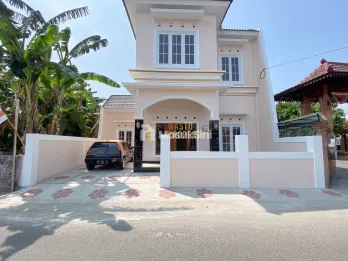 RUMAH KLASIK MODERN 2 LANTAI DI BANGUNTAPAN