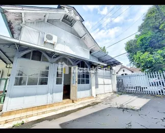 RUMAH KOLONIAL BELANDA di TENGAH KOTA