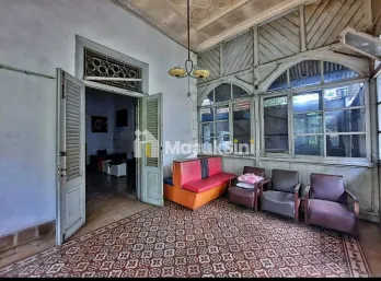 RUMAH KOLONIAL BELANDA di TENGAH KOTA
