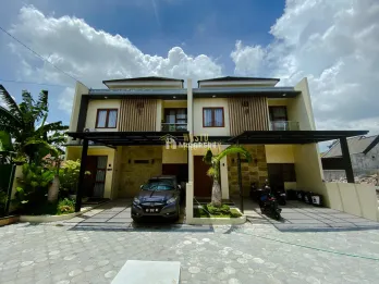 RUMAH MEWAH 2 LANTAI DI LINGKUNGAN NYAMAN