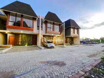 RUMAH MEWAH DALAM PERUMAHAN DI MAGUWOHARJO, SLEMAN