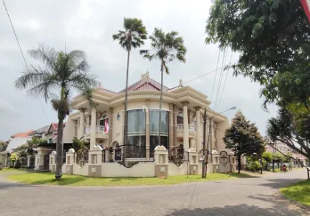 RUMAH SULTAN MODEL KLASIK di ARAYA