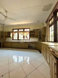 Rumah tua tanah luas di kemang jakarta selatan