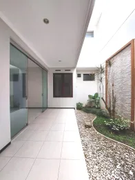 Dijual Rumah 2 Lantai Semi Furnished di Nieuw Indie Araya