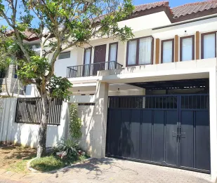 Dijual Rumah 2 Lantai Semi Furnished di Nieuw