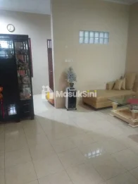 Disewakan Rumah 2 Lt, Bagus, Semi Furnish, Bebas Banjir, BCS
