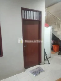 Disewakan Rumah 2 Lt, Bagus, Semi Furnish, Bebas Banjir, BCS