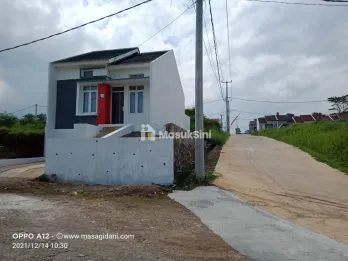 Hunian Minimalis Bernuansa Villa di Kawasan Pegunungan