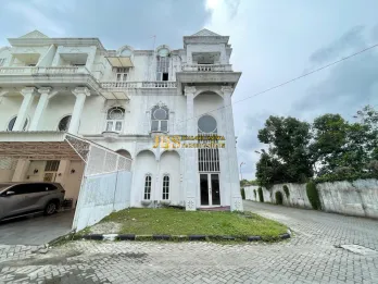 Jual Villa Hook Kondisi Kosong di Komplek Taman Anggrek - Medan