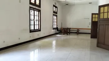 Rumah 1 Lantai Lokasi Premium Jalan Riau, Bagus Buat Cafe/ Resto/ Kantor