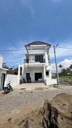 RUMAH 2 LANTAI LOKASI PERUMAHAN POROS JALAN RAYA KEPUHARJO KARANGPLOSO