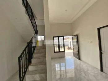 RUMAH 2 LANTAI LOKASI PERUMAHAN POROS JALAN RAYA KEPUHARJO KARANGPLOSO