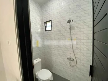 RUMAH 2 LANTAI LOKASI PERUMAHAN POROS JALAN RAYA KEPUHARJO KARANGPLOSO