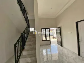 RUMAH 2 LANTAI LOKASI PERUMAHAN POROS KARANGPLOSO MALANG