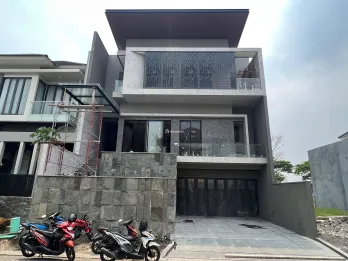 Rumah 3 Lantai @WATERFRONT, selangkah dari CBD