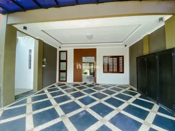 RUMAH 3 LANTAI MODERN BANGUNAN CANTIK DI MAGUWOHARJO SLEMAN