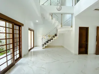 RUMAH 3 LANTAI MODERN BANGUNAN CANTIK DI MAGUWOHARJO SLEMAN