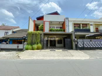RUMAH 3 LANTAI MODERN BANGUNAN CANTIK DI MAGUWOHARJO SLEMAN