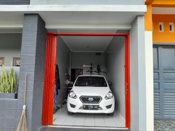 RUMAH 3 LANTAI VIEW PERSAWAHAN DI MAGUWOHARJO, LOKASI STRATEGIS