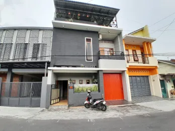 RUMAH 3 LANTAI VIEW PERSAWAHAN DI MAGUWOHARJO, LOKASI STRATEGIS