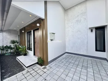 RUMAH CANTIK DESAIN MODERN 8 MENIT KE CANDI KALASAN