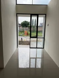 RUMAH DESAIN CANTIK ELEGAN 5 MENIT KE BANDARA - HARGA 405 JUTA