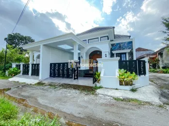 RUMAH GAYA KLASIK 6 MENIT DARI STIKES PANTI RAPIH