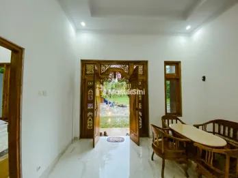 RUMAH KELUARGA HANGAT DENGAN GAYA ARSITEKTUR JAWA YANG UNIK