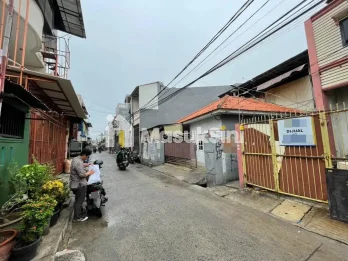 Rumah Kosong 2 Lantai di Kawasan Sunter Agung Jakarta Utara