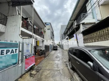Rumah Lama Kosong Siap Pakai di Jalan Arwana Penjaringan