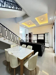 Rumah Mewah Full Furnish di Graha Kencana Malang