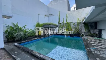RUMAH MEWAH FULL FURNITURE DENGAN KOLAM RENANG