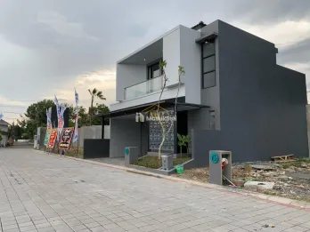 RUMAH MEWAH SIAP HUNI 4 MENIT DARI PASAR CEBOGAN