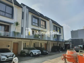 RUMAH MODERN 3 LANTAI, STRATEGIS DI JAGAKARSA, JAKSEL
